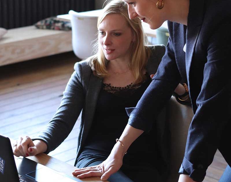 Consulting conversation over a product screen